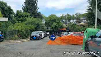 La strada del Villaggio Olimpico chiusa da due mesi per gli alberi pericolanti