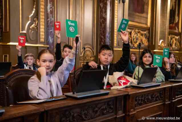 Kinderen leren al debatterend over democratie in stadhuis: “Het is belangrijk om onze argumenten goed te verwoorden”