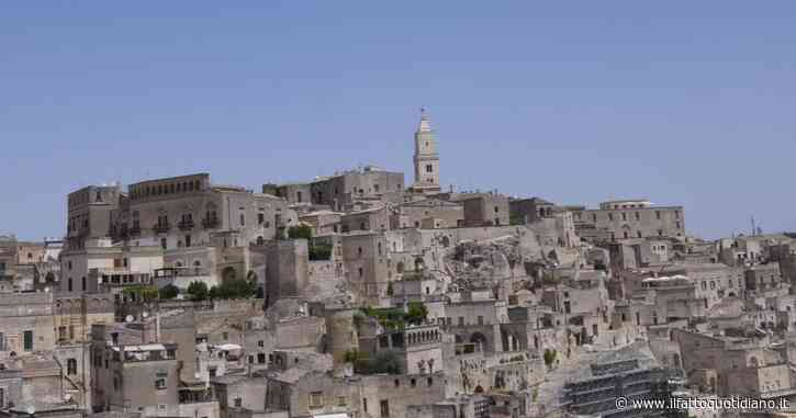 Matera, un autobus con a bordo molti studenti finisce fuori strada: 15 persone ferite