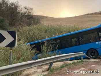 Bus di studenti fuori strada a Matera: 28 feriti tra i passeggeri