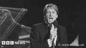 Joe Longthorne: Blue plaque honours 'great ambassador' for Hull