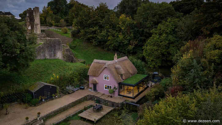 Greenaway Architecture adds glazed extension to thatched cottage in shadow of castle