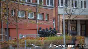 SEK an Schule in Hamburg im Einsatz: Schüler sollen bewaffnet sein – Polizei sucht nach zwei Personen