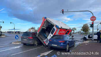 Rettungswagen crasht auf Kreuzung: Notarzt und sechs weitere Personen teils schwer verletzt