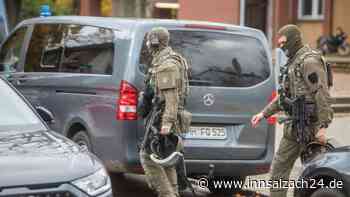 SEK an Schule in Hamburg im Einsatz: Schüler sollen bewaffnet sein – Polizei sucht nach zwei Personen