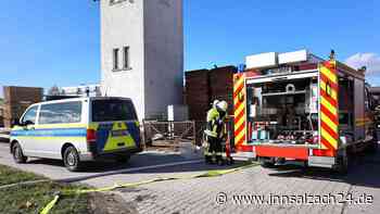 Feuerwehrgroßeinsatz in Schönberg - Lader auf Firmengelände fängt zu brennen an