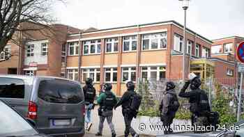 Ex-Schüler sollen Lehrerin mit Waffe bedroht haben – Schule vollständig evakuiert, Täter auf der Flucht