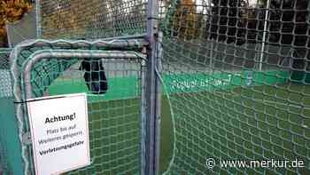 Vandalen machen Kunstrasen in Freising kaputt - zwei Plätze bis auf Weiteres gesperrt