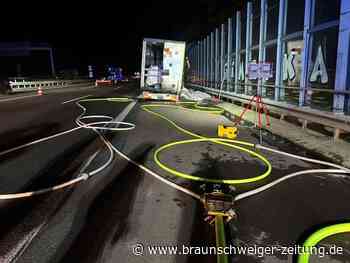 Lkw mit Zucker steht auf der A2 bei Helmstedt in Vollbrand