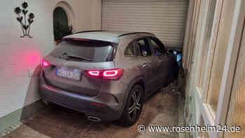 Blaulicht in Halfing: Auto kracht in Garagentor