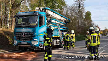 Betonpumpen-Lkw kracht bei Großkarolinenfeld gegen Bahnunterführung