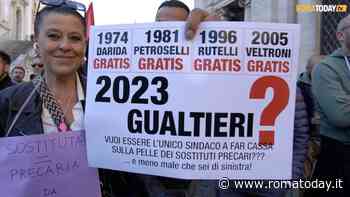 VIDEO | Protesta dei sostituti alla guida dei taxi sotto il Campidoglio: "Una guerra tra poveri a danno dei precari"