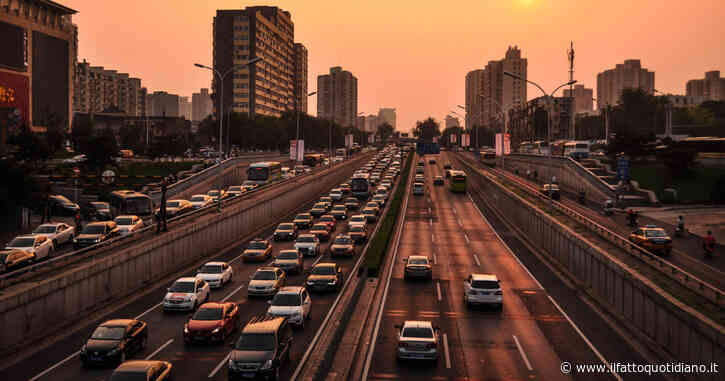 Euro 7, il parlamento Ue si arrende alla lobby dell’auto. Obiettivi sempre meno ambiziosi per la riduzione delle emissioni