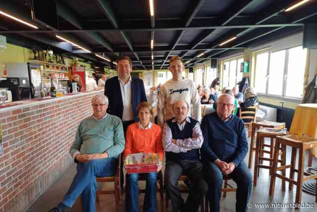 Kantinevrienden zetten kaarterskampioenen in de bloemetjes