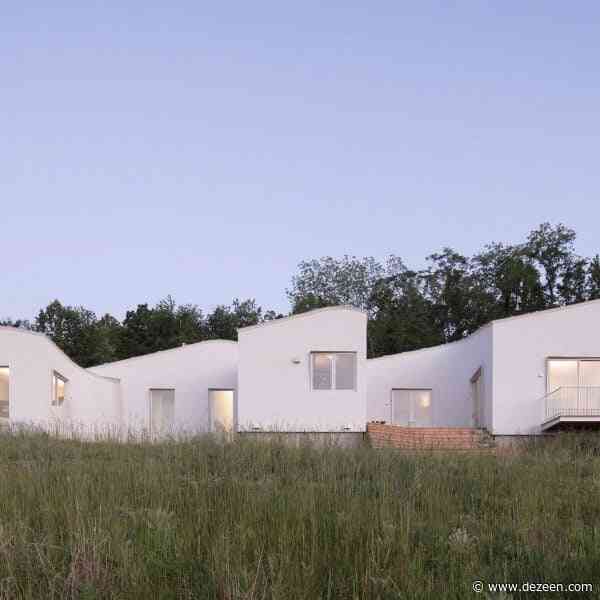 Schaum/Shieh "gently" conforms house to contours of steep Virginia site