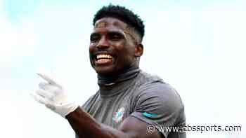 LOOK: Dolphins' Tyreek Hill goes undercover in hilarious costume to surprise fans in Germany