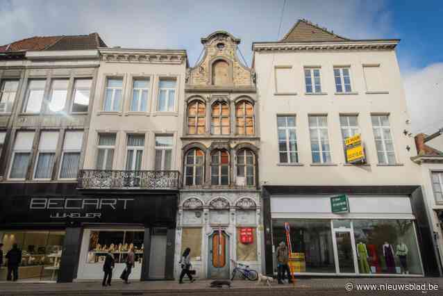 Eigenaar moet stad nog 420.000 euro aan taksen en zet verkommerd historisch pand te koop: “Financiële strop rond mijn nek”