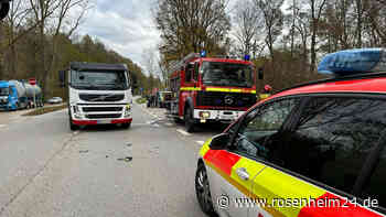 Unfall auf St2550 in Mühldorf: Staatsstraße gesperrt – Einsatzkräfte vor Ort