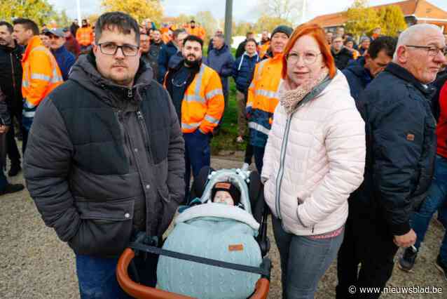 Meer dan 500 werknemers van bedreigde papierfabriek voeren actie: “Jarenlang dag én nacht alles gegeven, nu is het aan hen”