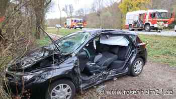 Milchtransporter beim Abbiegen übersehen - Eingeklemmter Fahrer in Mühldorf aus Toyota befreit