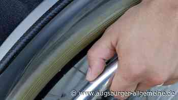 Frau fällt aus dem Rollstuhl und bricht sich ein Bein