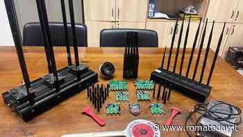 Nasconde il kit del perfetto ladro nell'appartamento occupato