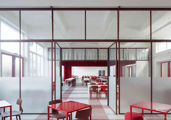 Rot wie Martins Mantel - Schulumbau in Aalst von AUX