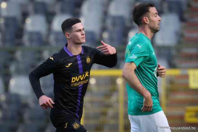 Robbie Ure doet Lucas Stassin vergeten bij RSCA Futures: “Goed voetbal kan je op eender welk terrein brengen”