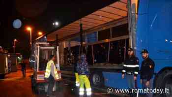 Tir dalla Bulgaria con 3600 chili di botti di Capodanno, fermato al casello autostradale