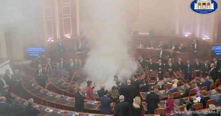 Caos nel Parlamento albanese: l’opposizione tenta di bloccare la seduta con sedie ammassate e fumogeni – Video