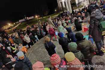 Kinder ziehen mit Laternen durch den Kurpark von Bad Oeynhausen
