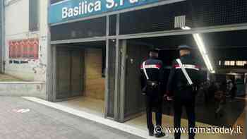 Paura sulla Metro B, 17enne viene centrato dallo specchietto di un treno