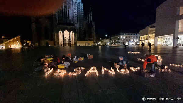 Aktion auf Ulmer Münsterplatz: Unterstützer fordern Freiheit von Julian Assange