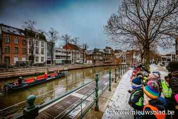 Sint vaart naar basisschool Go Shil!: “Gelukkig konden we bootje strikken”