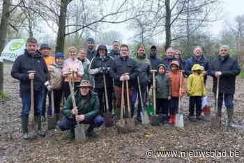 Vrijwilligers en schoolkinderen planten herdenkingsbos aan om coronaslachtoffers te herdenken