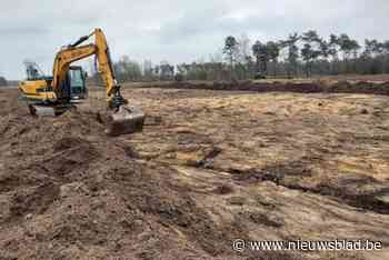 Aannemer voert afgegraven grond weg uit Eksterheide