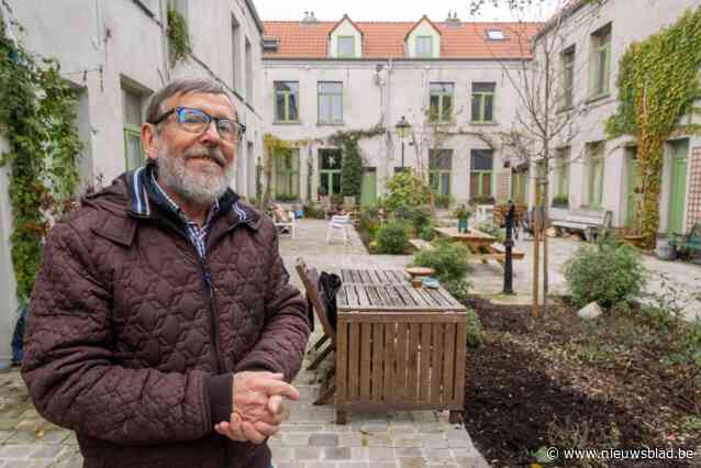 Emmanuel kocht én renoveerde steegje met 21 huisjes: “Al mijn centen zitten erin, het moet in orde zijn voor ik sterf”