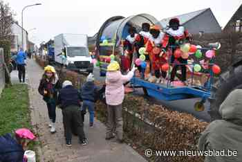 Sinterklaas rijdt op huifkar door Vlezenbeek