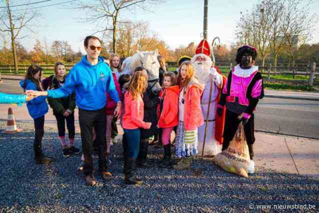 Sint op bezoek bij kinderen met beperking in manege