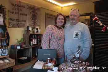 Verpleegkundigen Romina (39) en David (56) openen delicatessenwinkel in hun woning: “Alles wat we verkopen, hebben we vooraf geproefd”