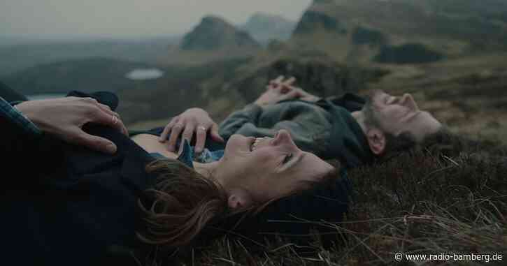 «Falling Into Place» – Romanze von Aylin Tezel