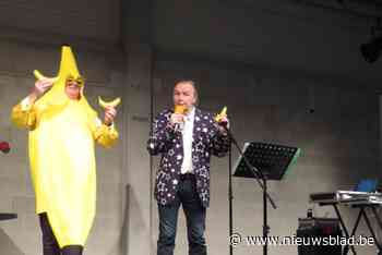 Senioren lachen zich krom met banaan