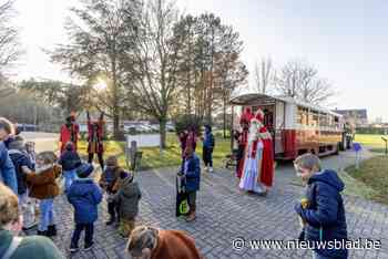 IN BEELD. Oude pakwagen rijdt Sinterklaas door Berlaar