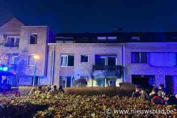 Hevige brand vernielt appartement, zeven andere flats hebben rookschade: “Ramen sprongen stuk en er steeg enorm veel rook op”