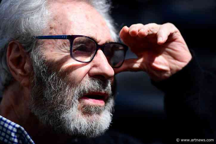 Elliott Erwitt, Photographer with a Sharp Eye for Celebrities and Dogs, Dies at 95