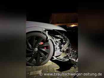 Wolfsburg: Unbekannter rammt parkendes Auto und flüchtet