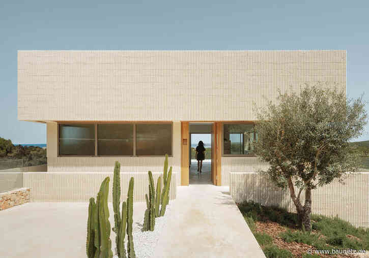 Sandfarbene Schichtung
 - Ferienhaus auf Menorca von NOMO Studio