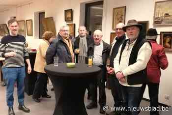Tien kunstenaars uit kanaalgemeente stellen postuum tentoon in bibliotheek: “Veel stukjes kunst uit huiskamers kunnen halen”