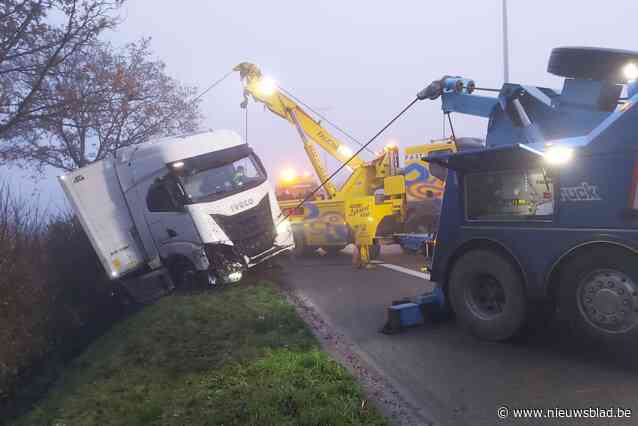 Trucker valt in slaap en geraakt op drukke E34 in zijberm