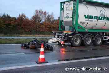 Motorrijder zwaargewond nadat hij tijdens uitzonderlijk zware ochtendspits inrijdt op vrachtwagen